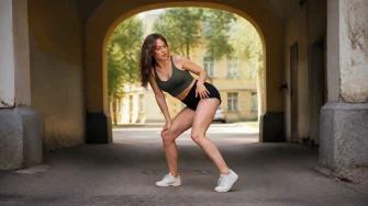 Девушка танцует реггетон